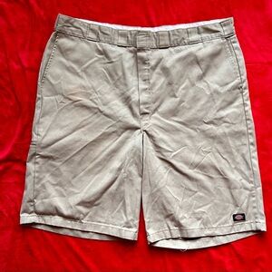 Dickies-Khaki shorts-Size 46